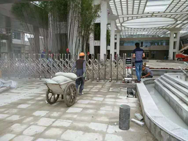 电动伸缩门